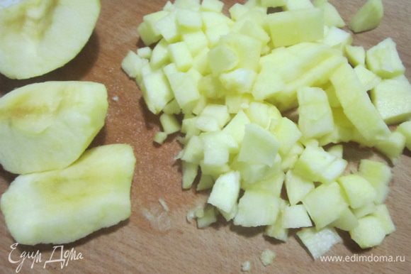 Яблоки порезать небольшим кубиком.
