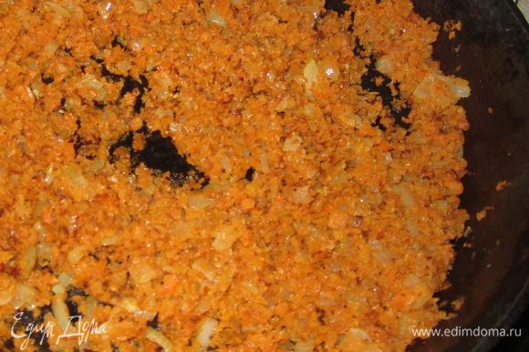 Морковь натереть на мелкой терке или измельчить в блендере, лук и сладкий перец мелко нарезать, все перемешать и поджарить на подсолнечном масле в глубокой сковороде.