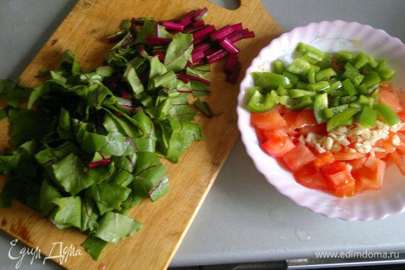 Нарезаем овощи мелко либо трем на крупной терке. Бекон/сало нарезаем мелкой соломкой. Все ингредиенты должны быть примерно одинакового размера.