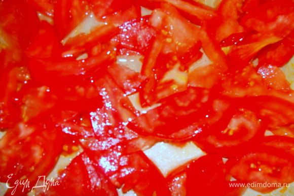 Помидор порезать тонкими дольками и обжарить на сильном огне 1-2 минуты в сковороде из под овощей, не добавляя масла.
