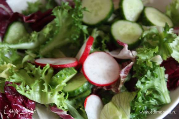 В миске смешиваем листья салата с подготовленными ингредиентами.