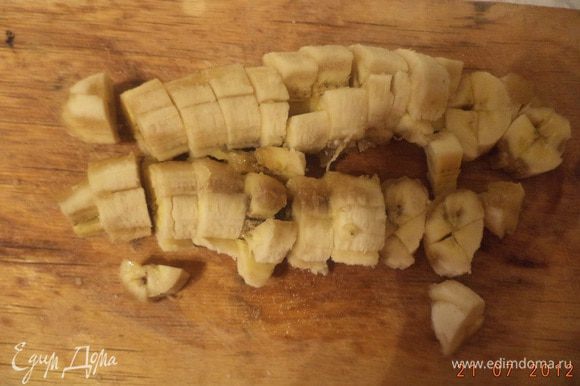 Бананы почистить и нарезать кубиками. 120 г грецких орехов порубить и подсушить на сковороде без жира.