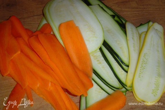Пока тесто охлаждается, готовим начинку. Очищаем морковь. Цукини и кабачок режем с кожурой тонкими полосками, так же поступаем с морковью (чтобы полоски были очень тонкими можно воспользоваться овощерезкой, а морковь можно настругать с помощью овощечистки). Полоски овощей должны быть одинаковыми по ширине, поэтому полоски кабачка и цукини нужно разрезать крупные пополам, а более мелкие подравнять.