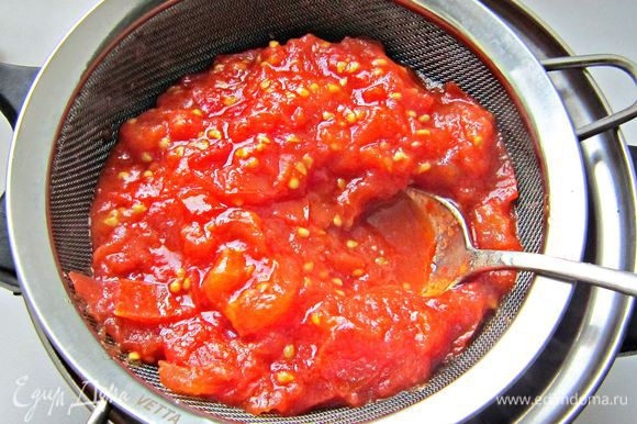 Положить в чесночное масло помидоры и тушить, помешивая, на медленном огне 10-15 мин. Протереть помидоры через сито.