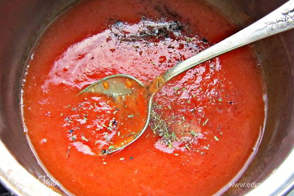 Приправить соус солью, перцем и базиликом. Получаем прекрасный свежеприготовленный томатный соус!