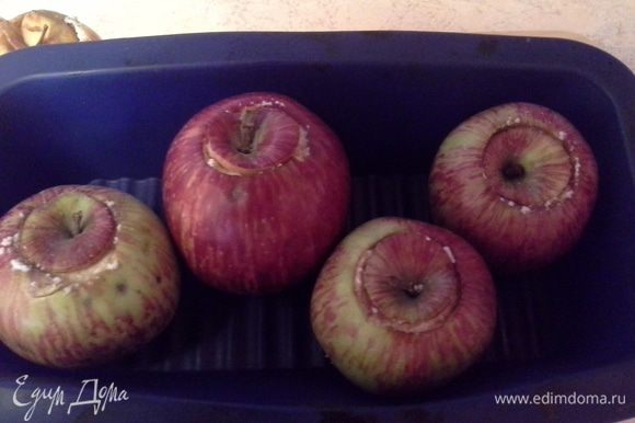 Заполнить яблоки начинкой, закрыть крышечками. Поставить в предварительно разогретую до 180°C духовку до полного приготовления яблок. У меня это заняло 20 минут.