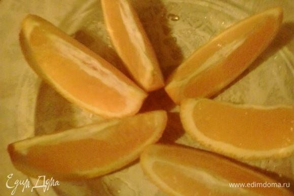Апельсин нарезаем такими дольками и укладываем в форму для запекания.