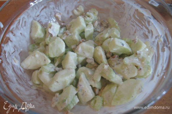 В салатнице смешать яблоки, сельдерей, орехи, сыр и заправить салат. Дать смеси настояться.