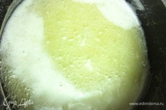 Тем временем готовим лимонно-сливочный сиропчик. В кастрюльке смешаем сахарную пудру, лимонный сок, сливки и масло, доведем до кипения и поварим минут 5-7 до тягучести.
