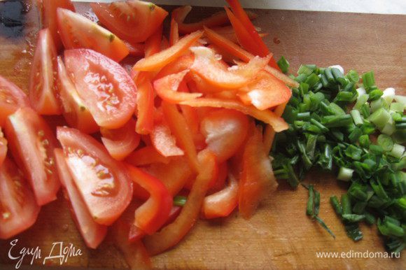 Перец, очищенный от семян, помидоры (дольками), зеленый лук порезать.