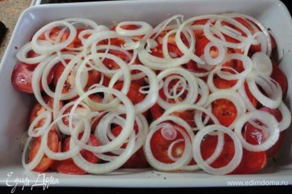 Кружочки помидоров выкладываем на рыбу, сверху оставшиеся колечки лука, немного солим и перчим.
