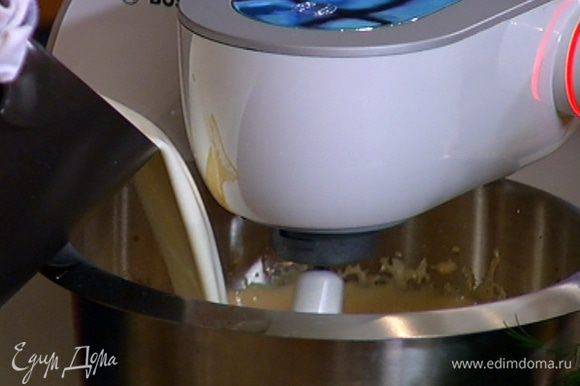 Не выключая комбайна, небольшими порциями добавлять горячее молоко со сливками — должна получиться однородная масса.