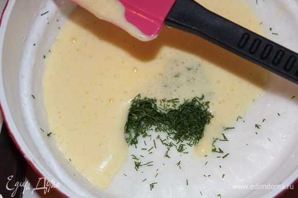 Аккуратно ввести желтки в белки, добавить 2 ст.л. тертого ароматного сыра,перемешать.
