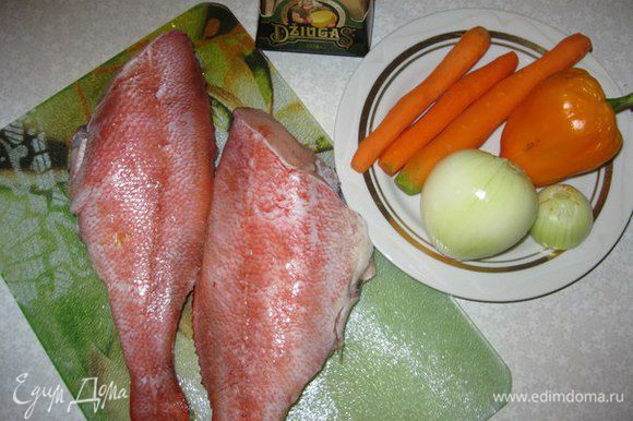 Рыбу (у меня морской красный окунь) почистить, помыть, отделить от костей, порезать на порционные кусочки, обсушить на бумаге (чтобы не выделялось много сока в процессе приготовления). Лук нарезать кольцами, морковь - тоненькими кружками, сыр натереть на терке.