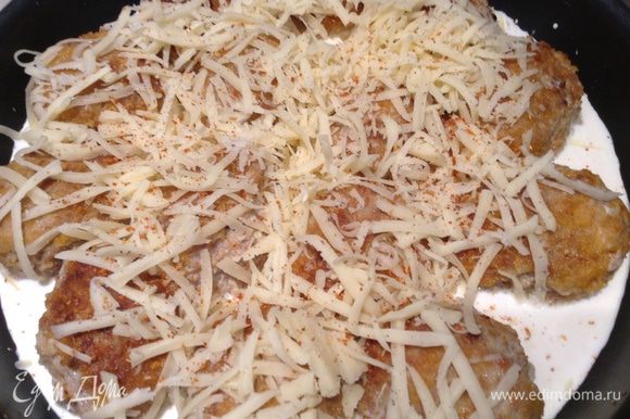 Переложить котлеты из сковороды в форму для выпечки, добавить сливки и посыпать сыром.
