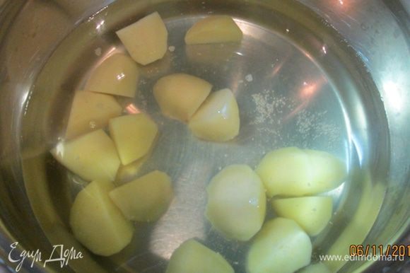 В кипящий бульон добавить 4 очищенные и крупно порезанные картошки. Варить 15 мин.