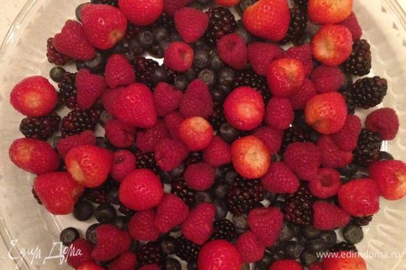 Пока желе остывает, выкладываем ягоды в блюдо любой формы.