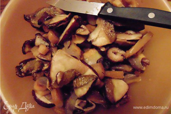 Свежие грибы нарезаем средними кусочками.