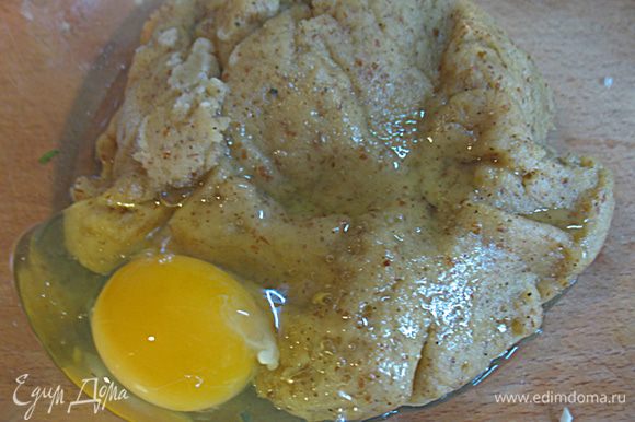 По одному добавляем яйца, после третьего яйца начинаем следить за консистенцией теста. Уже добавляем не целое яйцо, а по половинке, взбив предварительно вилкой. Тесто должно получится эластичным, текстура должна быть не плотной, но и не жидкой.