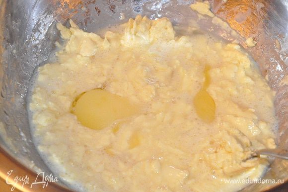 Добавить яйцо и желток, тмин, соль и перец, тыквенные семечки.