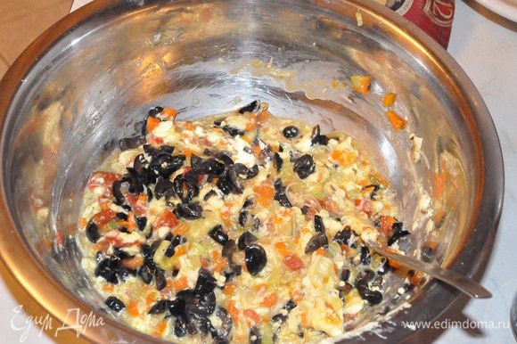 Нарезанные мелко маслины, тертый сыр и перемешать. Просеять муку с содой и разрыхлителем, добавить к овощной массе и замесить тесто.