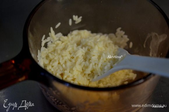 Отварим рис на 4 порции или приготовим картофельное пюре.