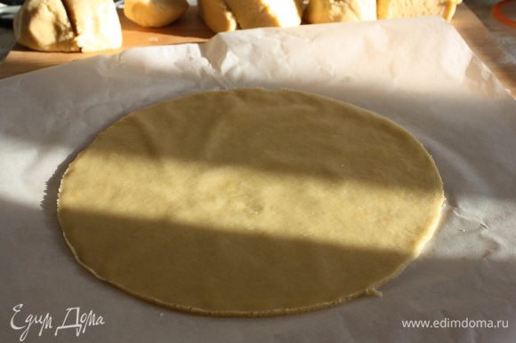 Разделить тесто на 7 частей, каждую часть раскатать толщиной 0,5 см, обрезать по кругу и выпекать до золотистого цвета при температуре 180°С 10-15 минут. Обрезки запечь немного дольше для использования на обсыпку торта.