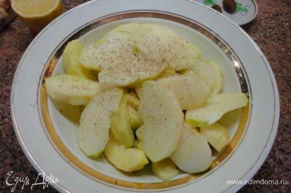 Яблоки очистить от кожицы и нарезать крупными ломтиками. Выдавите на них сок лимона, потом посыпьте мускатным орехом.