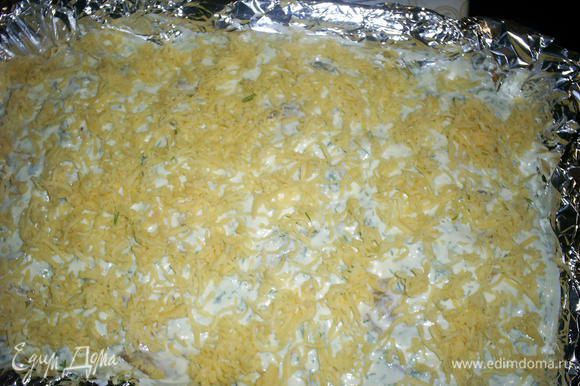 Заливаем грудки соусом и посыпаем тертым сыром.