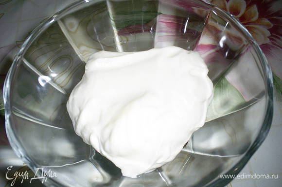 Затем — слой крема и так до верха креманки. Последним слоем должен быть крем.