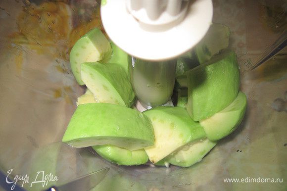 Авокадо почистить, порезать и измельчить в блендере. Очень важно, чтобы авокадо был мягким, иначе мусс может получиться с крупинками.
