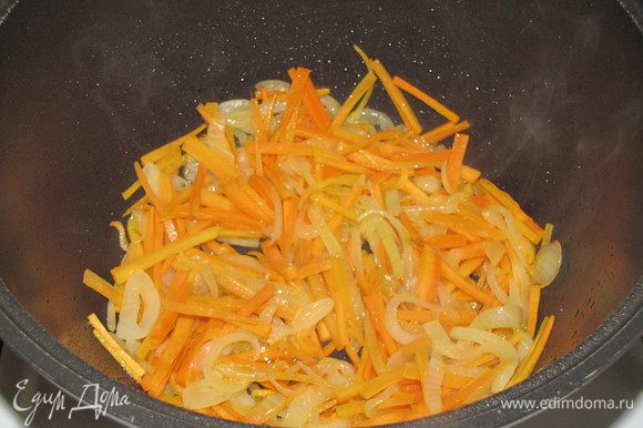 Добавить морковь и жарить еще 5-7 минут, помешивая.