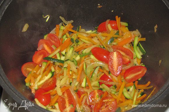 Добавить цукини, готовить все вместе еще 7 минут, под самый конец добавить помидорки черри.