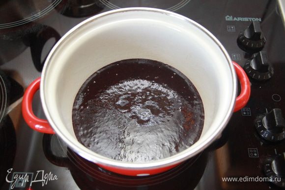 Пока коржи выпекаются и остывают, займёмся кремом для торта. Чернику с сахаром пюрировать в блендере. Максимально нагреть, но не кипятить.