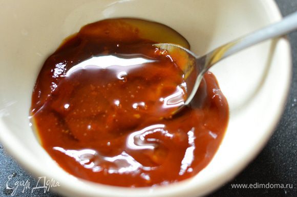 Приготовить соус, смешать томатный соус, мед, добавить немного карри, посолить.