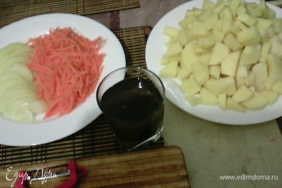 Картофель нарезать на кубики, лук — полукольцами, морковь натереть на терке для корейской моркови, чернослив замочить в теплой воде на минут 5.