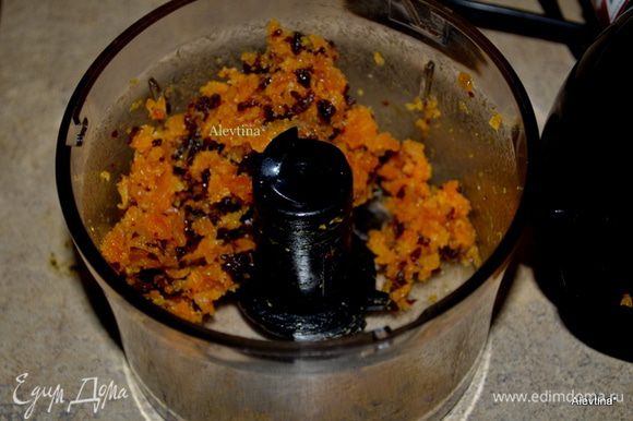 Разогреть духовку до 200°С. Порубить в фудпроцессоре абрикос и вишню. Или вручную порезать 1/4 cтак. сушеных абрикосов без косточки на мелкие кусочки.