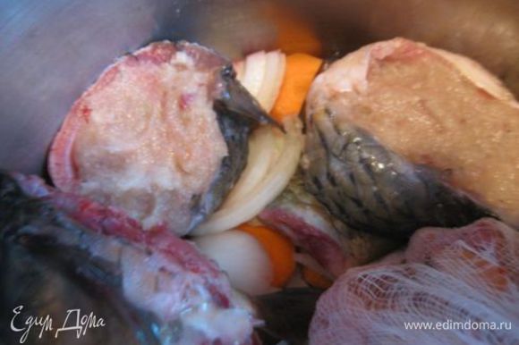 Сверху в обратном порядке уложить лук, морковь и свеклу, на которые положить куски рыбы. Затем таким же слоем овощей накрыть рыбу.