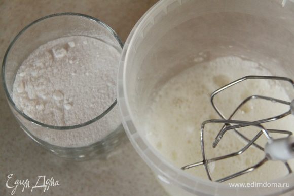 Приготовить глазурь для пряников. Взбить белок, постепенно ввести сахарную пудру.