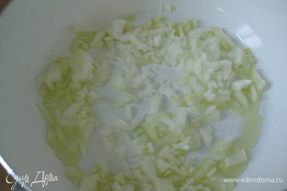 Масло оливковое согреть в сковороде, добавить лук и обжарить в течении 3 минут, добавить 2 столовые ложки воды, дать воде выпариться (5 минут).