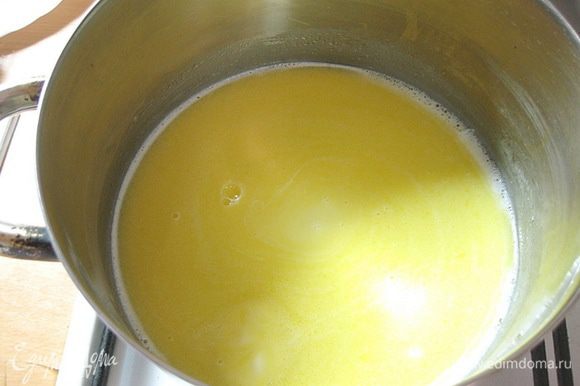 Приготовить заварное тесто. 225 мл молока, соль, сахар и масло выложить в кастрюлю, поставить на огонь и довести до кипения, помешивая.