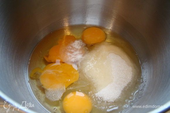 Начинаем с бисквита. Яйца, соль, сахар - ставим взбивать на высокой скорости минут 5-7.