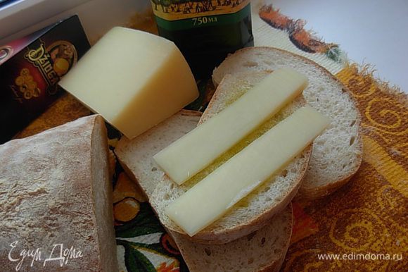 Получается восхитительный хлеб, очень вкусный, с хрустящей корочкой и нежным пористым мякишем. Такой хлеб хорошо сочетается с маслом, как с оливковым, так и со сливочным, с сыром, с вареньем. Приятного аппетита!
