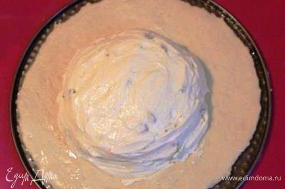 Сформировать пирог. Для чего часть теста раскатать в круг и выложить в смазанную маслом форму. Посередине выложить начинку.