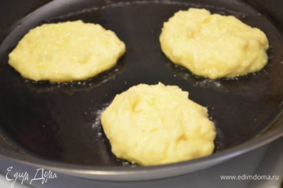 Разогреть на большой сковороде оливковое масло и обжарить с обеих сторон картофельные блинчики.