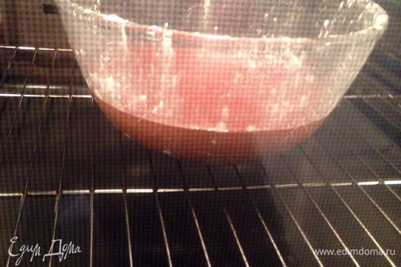 Термостойкую форму (у меня термостойкая стекленная миска) смазать маслом и присыпать мукой. В нее переложить тесто и поставить в разогретую до 140 градусов духовку на 60-70 минут. Готовность проверяем деревянной лучинкой.