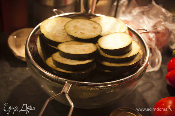 порежьте тонкими кругляшками баклажаны, обильно посолите, и оставьте на 15 минут, пусть горечь стечет. затем обжарьте с обеих сторон в оливковом масле