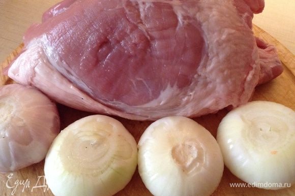 Взять свинины не очень постный кусок (шейка или окорок), лук очистить