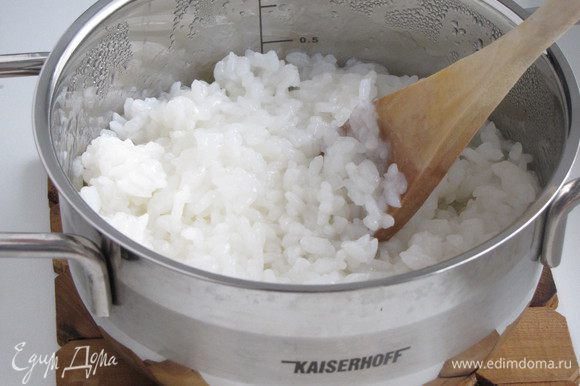 Рис сварить согласно инструкции на упаковке. Обязательно с добавлением рисового уксуса, сахара и соли. Рис остудить.