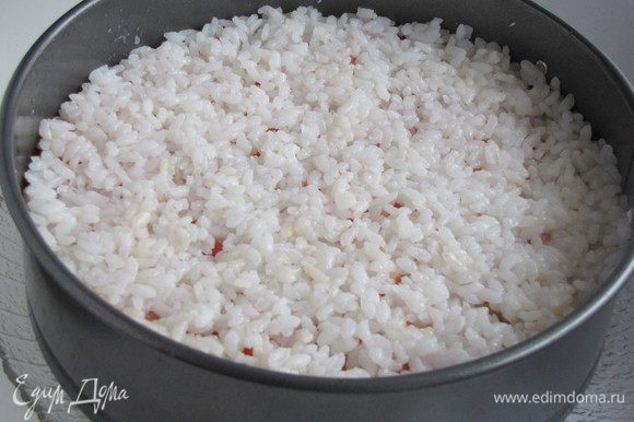 На семгу снова выложить рис очень тонким слоем.